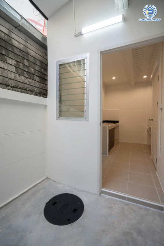 บ้านมือสองตกแต่งใหม่ แบรนด์ Property Perfect ม.เดอะวิลล่า ราชพฤกษ์-ท่าอิฐ ทาวน์เฮ้าส์ เนื้อที่ 18 ตร.ว. ฟังก์ชัน 3 ห้องนอน 2 ห้องน้ำ 1 ที่จอดรถ บนทำเลเชื่อมต่อทั้งถนนรัตนาธิเบศร์ และถนนราชพฤกษ์ และเพียง 10 นาทีถึงรถไฟฟ้า "สถานีบางรักน้อยท่าอิฐ"